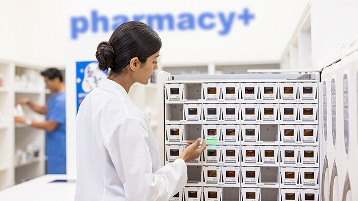 Pharmacist using BD Parata IntelliVault™